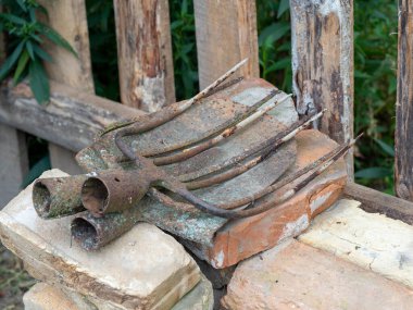 Eski paslı çatal uçları ve kürekler. Tarım araçları