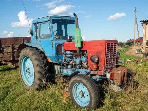 2020 Rússia Região Bryansk Tractor Velho Estacionamento Azul Iackyard Dia — Fotografia de Stock