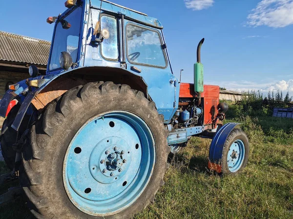 Tractor Velho Estacionamento Azul Iackyard Dia Ensolarado Verão Equipamento Agrícola — Fotografia de Stock