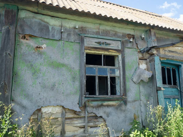 村里一座破了玻璃的房子的破窗玻璃 被遗弃的房子 乡村边 — 图库照片