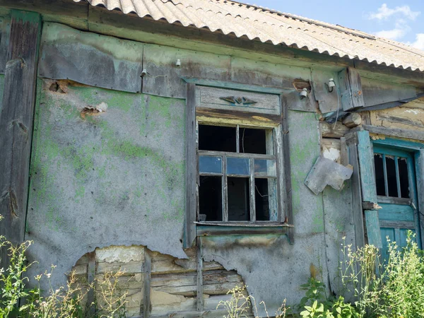 Uma Velha Janela Quebrada Uma Casa Aldeia Com Vidro Quebrado — Fotografia de Stock