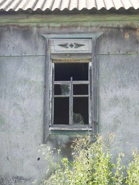 Una Vieja Ventana Rota Una Casa Pueblo Con Vidrios Rotos — Foto de Stock