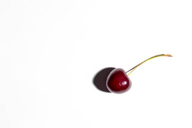 parlak sulu olgun kiraz çileği beyaz bir arkaplanda izole edilmiş, kopyalama alanı