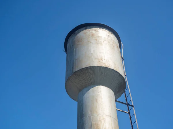 Oude Metalen Watertoren Zonnige Dag Het Platteland Rusland Zomer — Stockfoto