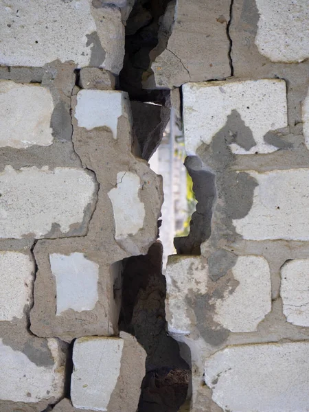 Büyük Bir Çatlak Dikey Fotoğrafla Dolu Beton Bloklardan Oluşan Bir — Stok fotoğraf