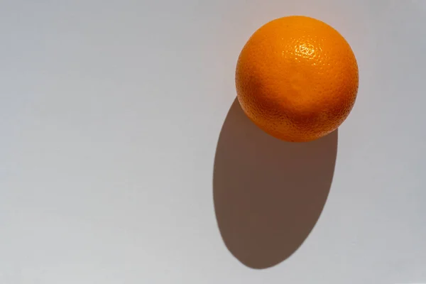Fresh Juicy Orange White Background Hard Shadow Top View Copy — Stock Photo, Image