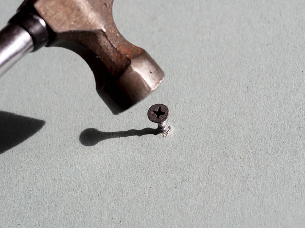 use a hammer to hammer the screw. Error in selecting the tool.