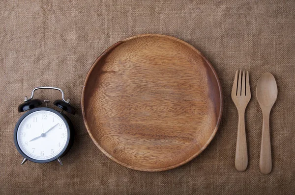 Odun tabağı üzerinde boş gıda ile diyet zamanı. Breakfas'ta boş gıdalar