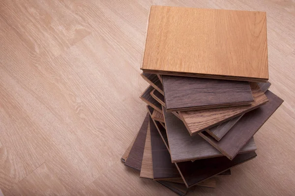 Design de materiais para casa. piso textura de madeira. Amostras de laminado a — Fotografia de Stock