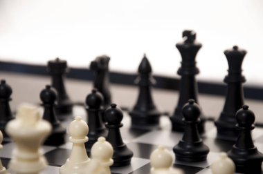 Siyah arka planda iş stratejisi kavramı. İş iveden başla