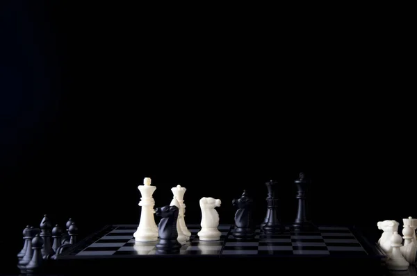 Siyah arka planda iş stratejisi kavramı. İş iveden başla