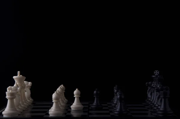 Siyah arka planda iş stratejisi kavramı. İş iveden başla