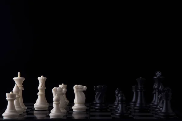 Siyah arka planda iş stratejisi kavramı. İş iveden başla