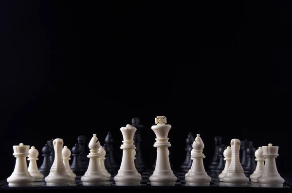 Siyah arka planda iş stratejisi kavramı. İş iveden başla
