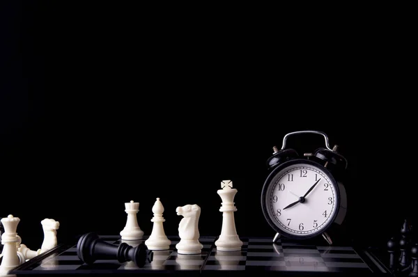 Siyah arka planda iş stratejisi kavramı. İş iveden başla