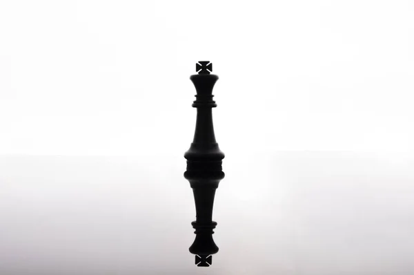 Siyah arka planda iş stratejisi kavramı. İş iveden başla
