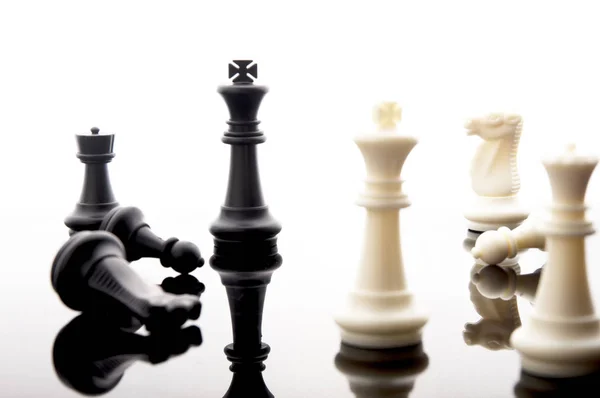 Beyaz arka planda iş stratejisi kavramı. İş iveden başla