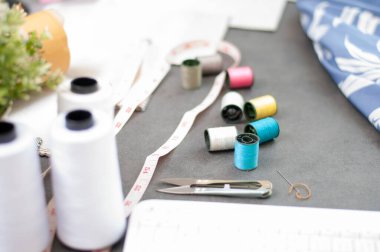 Terzi aksesuarları. Aksesuarlar ve kumaşlar. Fasion Design online çalışma yeri. Renkli iplikler dikiyorum. Moda Tasarımı Stüdyosu. Moda Endüstrisi. 