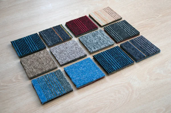 Ahşap arka planda halı örneği. Interio tasarımcısı için kullanılan halı döşemeleri. Lüks halılar döşenmiş ev yapımı dekorasyon odası. Yeni oda ve ofis yenileme malzemeleri..