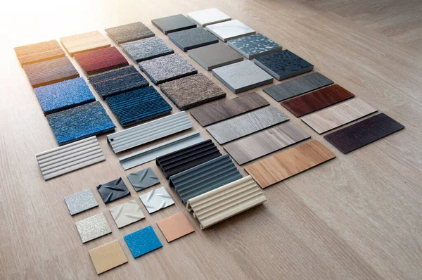  Somut şeyler. Ahşap kaplama. Halılar. Stanless çalıyor. Demir Tabak. Interio tasarımcısı için malzeme kullanımı. Ev inşaatı, lüks yapılarla dekore edilmiş bir oda. Ev tasarımı için ürün örneği.