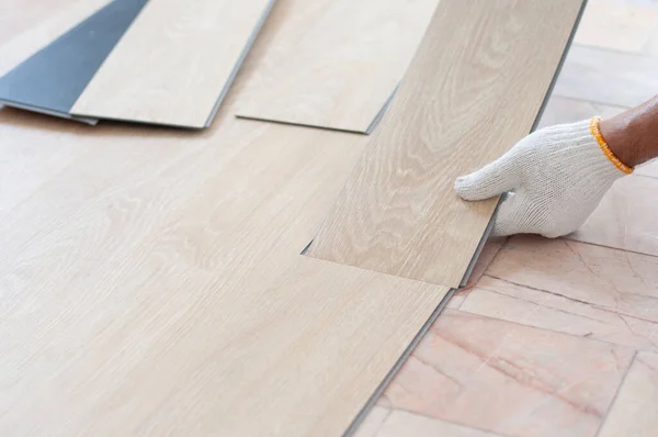Dělník Instaluje Dřevěné Prkno Nového Pokoje Home Renovace Podlahou Vinylového Royalty Free Stock Obrázky