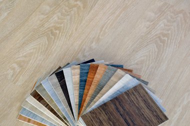 Ahşap. Ahşap kaplama, kaplama, vinil doku örneği. Ahşap. Ev döşemesini vinil fayansla yenile. metin arkaplanı için telif alanı.