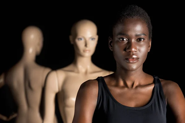 Jovem Mulher Americana Africana Atraente Olhando Para Câmera Enquanto Estava — Fotografia de Stock Grátis