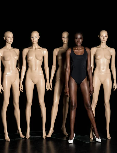 Attrayant Afro Américain Fille Justaucorps Debout Entre Les Mannequins Regardant — Photo