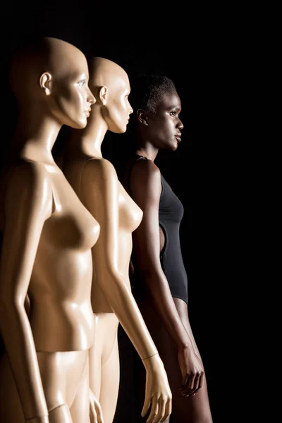 Vista Lateral Jovem Mulher Afro Americana Maiô Com Manequins Olhando — Fotografia de Stock Grátis