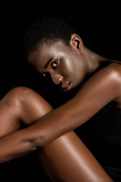 Vackra Unga Afroamerikanska Kvinnan Tittar Kameran Isolerade Svart — Stockfoto