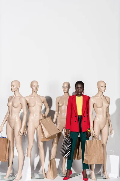 Élégant Afro Américaine Fille Regardant Caméra Tout Tenant Entre Mannequins — Photo gratuite