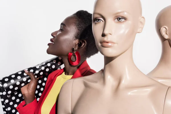 Sorridente Jovem Afro Americana Segurando Saco Compras Perto Manequins Branco — Fotografia de Stock