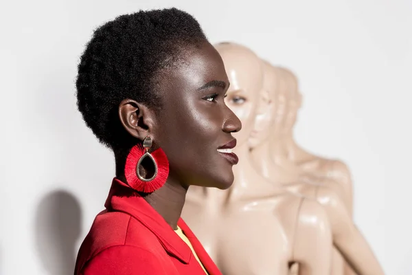 Vue Latérale Belle Afro Américaine Souriante Regardant Loin Mannequins Sur — Photo