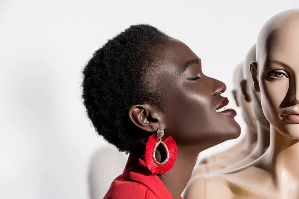 Vue Latérale Souriante Femme Afro Américaine Avec Les Yeux Fermés — Photo