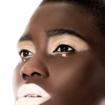 特写肖像美丽的感官非洲裔美国妇女与白色的嘴唇看着远离孤立的白色