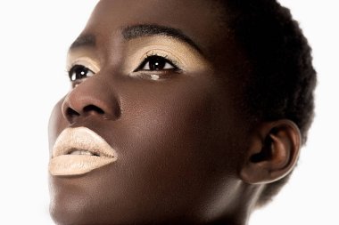 Beyaz dudaklı arıyorum güzel şehvetli Afro-Amerikan Kız uzakta üzerinde beyaz izole yakın çekim portresi 