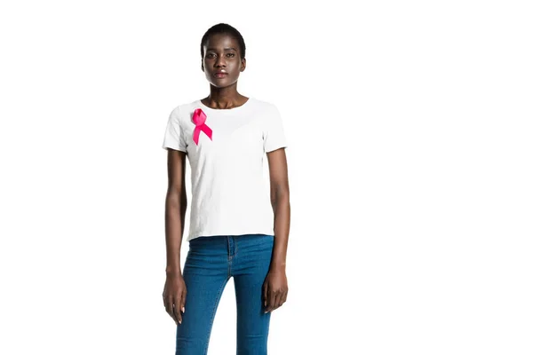 Молодая Африканская Американка Розовой Лентой Смотрящая Камеру Изолированную Белому Концепция — стоковое фото
