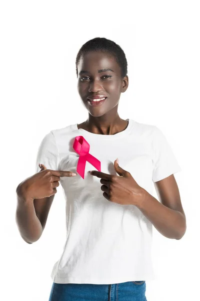 Jovem Afro Americana Apontando Para Fita Rosa Sorrindo Para Câmera — Fotografia de Stock