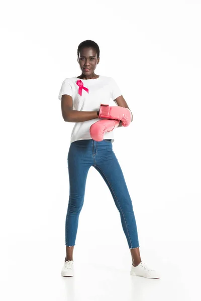 Полное Представление Молодой Женщине Розовой Лентой Боксёрских Перчатках Улыбающейся Камеру — стоковое фото