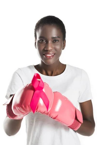 Giovane Donna Afroamericana Guantoni Boxe Che Tiene Nastro Rosa Sorride — Foto Stock