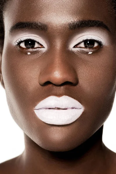 白い唇を白で隔離カメラを見て美しいアフリカ系アメリカ人少女のクローズ アップの肖像画 — ストック写真