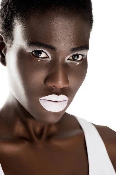 Porträtt Vackra Ömma Unga Afroamerikanska Kvinna Med Vit Makeup Tittar — Stockfoto