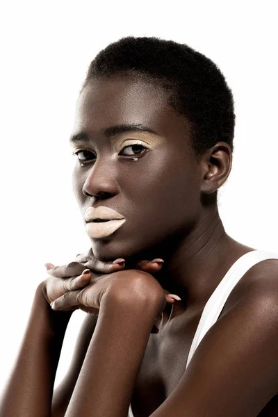 Retrato Hermosa Joven Afroamericana Con Labios Blancos Mirando Cámara Aislada — Foto de Stock