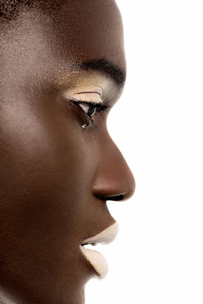 白化粧を白で隔離距離を持つ美しい入札アフリカ系アメリカ人少女の横顔の肖像画 — ストック写真