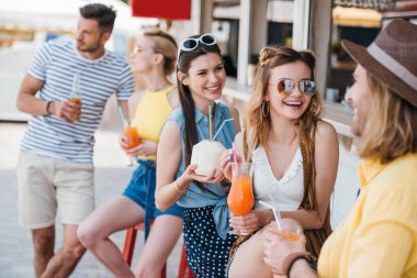 mutlu genç erkek ve kadınlar yaz kokteylleri plaj barda içki