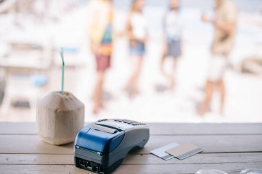 yaz plaj barda saman ve ödeme kredi kartlarında bar sayacı ile terminal içme ile kokteyl yakından görmek