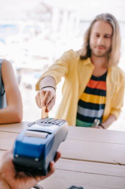 seçici odak gencin terminal beach Bar'da kredi kartı ile ödeme  