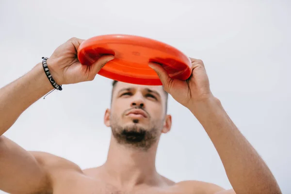 Low Angle View Handsome Young Man Holding Flying Disk — Free Stock Photo