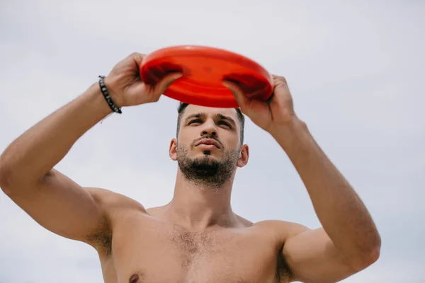 Baixo Ângulo Visão Belo Jovem Segurando Disco Voador — Fotografia de Stock Grátis