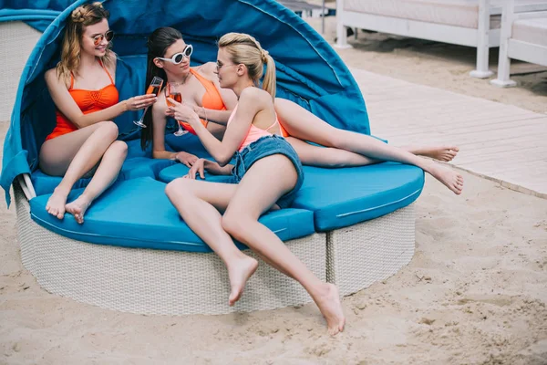 Счастливые Девушки Пьют Шампанское Отдыхают Вместе Пляже — стоковое фото
